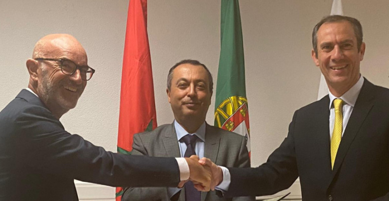 O memorando é estabelecido entre a ANAPEC (Agência Nacional de Promoção do Emprego e de Competência, serviço público de emprego do Reino de Marrocos), o IEFP – Instituto de Emprego e Formação Profissional, e a Confederação dos Agricultores de Portugal.

“É com muita satisfação que a CAP assina este protocolo de cooperação bilateral entre Portugal e Marrocos, que institui um projeto-piloto que prevê a vinda de 400 trabalhadores daquele país para o setor agrícola”&nbsp;declarou Luís Mira, secretário-geral da Confederação.

“Como é sabido, a agricultura enfrenta enormes constrangimentos de mão de obra que afetam de forma transversal o setor. Este é um primeiro passo no bom sentido e a CAP espera sinceramente que este projeto-piloto possa ser um sucesso, porque permitirá abrir a porta a soluções mais duradouras e estáveis de mobilidade laboral de que a agricultura precisa. Soluções essas que permitirão, também, regular adequadamente as situações de trabalho dos migrantes”,&nbsp;reforçou o dirigente da CAP que fez questão de destacar o mérito do IEFP neste processo.

Graças ao envolvimento do Instituto de Emprego e Formação Profissional que desempenha um papel ativo de ajuda às empresas&nbsp;“está, não só, a agilizar-se processos que muitas vezes são burocráticos e demorados, como a obtenção de vistos de trabalho, por exemplo, mas também a dar-se um sinal de que estes trabalhadores têm de ser tratados com respeito e dignidade. Portugal pode e deve ser um exemplo na forma como trata os trabalhadores migrantes que recebe e este protocolo vai, justamente, nesse bom sentido”.

Presentes para a assinatura do memorando estiveram Domingos Lopes, Presidente do Conselho Diretivo do IEFP; Noureddine Benkhalil, Diretor Geral interino da ANAPEC, e Luís Mira, Secretário Geral da CAP.

Fonte: Comunicado da CAP, 28/09/2022