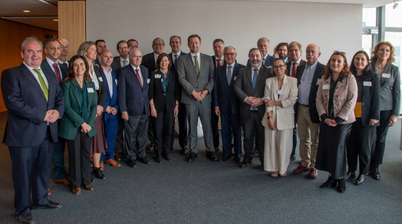 A CAP reuniu-se na tarde de ontem com o comissário Christophe Hansen para defender a manutenção das características únicas da Política Agrícola Comum no próximo Quadro Financeiro Plurianual (2028–2034).

Quando se começa a insinuar em Bruxelas a possibilidade de a verba para a PAC poder ser diluída noutros fundos europeus, nomeadamente no da coesão, a CAP apresenta-se em Bruxelas para uma intensa agenda de trabalho no sentido de reclamar um orçamento autónomo e robusto para a PAC.

No encontro com o comissário da Agricultura e Alimentação a CAP esteve acompanhada das Confederações de Espanha, Grécia, Itália, França e Croácia, que recusam, de forma unânime e em absoluto, a tentativa de diminuição da autonomia da PAC, reivindicando um orçamento mais robusto que garanta o aumento da soberania alimentar e da defesa da União Europeia, face à atual instabilidade internacional.

O encontro decorreu no mesmo dia em que a Comissão apresentou um pacote de simplificação burocrática da PAC, “que permitirá aos produtores poupar até 1,58 mil milhões de euros anuais e aos governos nacionais 210 milhões de euros por ano”.

A simplificação e a flexibilidade de gestão são anunciadas para pagamentos e para determinados requisitos e ferramentas de crise. A proposta considera, ainda, o aumento do limite do pagamento único anual aos pequenos agricultores, de 1.250 euros para 2.500 euros, sem qualquer condicionalidade ou burocracia.

No encontro com as Confederações, o comissário Hansen reafirmou o seu compromisso com os agricultores e destacou três prioridades: competitividade, resiliência e produtividade.

&nbsp;

Fonte: CAP, 15/05/2025


	
