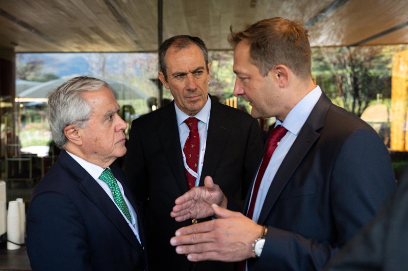 A Confederação dos Agricultores de Portugal (CAP) participou na Conferência Agrícola América do Norte - União Europeia, evento bienal que reúne líderes agrícolas da União Europeia e da América do Norte para debater os principais desafios do setor agrícola nos dois lados do Atlântico, promovendo a colaboração e a partilha de soluções.

A 41ª edição da conferência, que decorreu em Itália, juntou aproximadamente 250 representantes dos Estados-Membros da UE, bem como do Canadá, México e Estados Unidos da América, e contou com a presença do Comissário Europeu da Agricultura, Christophe Hansen. A CAP aproveitou esta ocasião para manifestar diretamente ao Comissário o seu profundo descontentamento relativamente à proposta de orçamento da União Europeia para a Agricultura no próximo Quadro Financeiro Plurianual.

O presidente da CAP, Álvaro Mendonça e Moura, sublinhou que esta proposta representa uma grave injustiça para Portugal, que, sendo já um dos países que menos recebe ajudas da Política Agrícola Comum (PAC) na União Europeia, se vê agora entre os mais penalizados pelos cortes previstos no próximo orçamento.

A CAP reafirma o seu compromisso em defender os interesses dos agricultores portugueses e exige que a Comissão Europeia reveja a proposta, garantindo uma distribuição mais justa e equitativa dos fundos da PAC entre todos os Estados-Membros.

&nbsp;

Fonte: Comunicado CAP, 03/10/2025