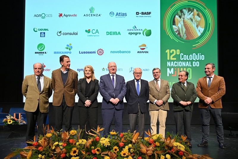 A produção de milho é um negócio particularmente sensível às oscilações geopolíticas mundiais se reconhecermos que Portugal importa 80% deste cereal, e que nos últimos anos tem enfrentado grandes desafios no mercado externo, primeiro com a pandemia covid, depois com a invasão da Ucrânia.

Habituados a desenvolver a sua atividade entre agitações mundiais que lhes exigem grande capacidade de adaptação e criatividade, não constitui surpresa para os produtores de milho nacionais que a política de imposição global de tarifas comercias, já anunciada pelo presidente Donald Trump, será um dos próximos desafios para o sector que a ANPROMIS representa.

“A disrupção provocada pela administração americana, em paralelo com o que já vinha acontecendo com a guerra na Ucrânia, representam dois fatores muito desestabilizadores da ordem mundial, em particular numa commodity como é o milho”, afirmou Jorge Neves, presidente da Associação Nacional dos Produtores de Milho e Sorgo, organizadora do evento.

A dependência de “países que estão no centro do furacão”, aumenta o receio do “impacto que vai afetar, direta e indiretamente os produtores de milho, e os agricultores portugueses no geral”, assinalou Jorge Neves. &nbsp;

A guerra na Ucrânia, em 2022, obrigou Portugal a procurar novos mercados de importação, nomeadamente na América do Sul, mas o presidente da ANPROMIS receia que “face à imposição de tarifas, também a China procure fornecedores fora dos Estados Unidos, e o Brasil parece a opção mais óbvia”.

A realização do Colóquio Nacional, cerca de três semanas após a tomada de posse do presidente americano e de conhecidas as suas primeiras decisões – surge em momento propício para avaliar e antecipar decisões perante a escalada da volatilidade e instabilidade que se sentirá nos mercados internacionais.

O conhecimento da política global e do impacto que as suas movimentações podem provocar no sector são o objetivo dos Colóquios e Congressos da Associação, porque transmitem “uma mensagem de otimismo e mostram que há outros caminhos, mesmo quando se preveem anos de grande volatilidade e instabilidade dos mercados mundiais”, concluiu o presidente da ANPROMIS.

&nbsp;

Fonte: CAP


	
