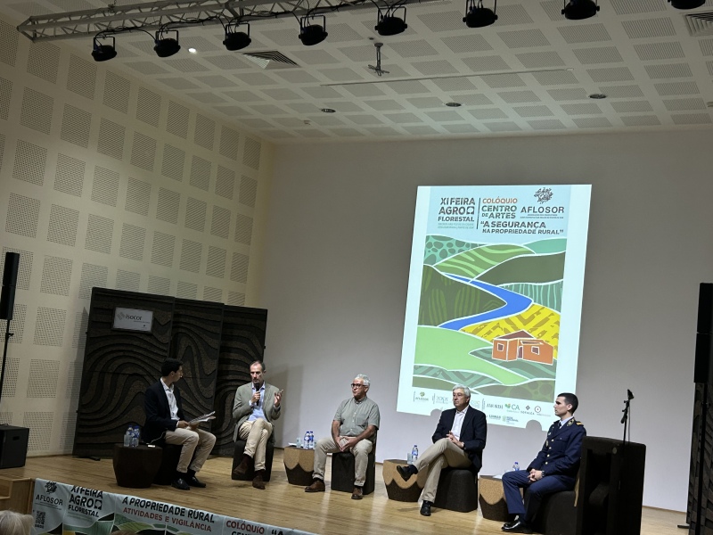 No âmbito da XI Feira Agroflorestal, a AFLOSOR trouxe a debate o problema da falta de segurança no mundo rural, num Colóquio que contou com a participação de produtores, entidades do sector e representantes das autoridades da segurança nacional.

Convidado para o evento, Luís Mira, secretário-geral da CAP defendeu que, perante a abrangência dos ilícitos, só todos juntos: agricultores, produtores florestais, associações e organizações, forças de segurança, Autoridade Tributária e a ASAE “conseguiremos resolver este problema”.

Os furtos nas propriedades rurais afetam culturas (p.ex.: azeitonas, pinha, cortiça), animais e equipamentos (p.ex: postos de transformação, pivots de rega) &nbsp;e, “na maioria dos casos, os danos causados nas culturas comprometem o potencial produtivo e a reparação dos danos nos equipamentos são sempre mais avultados do que o valor do roubo”, completou Luís Mira com alguns exemplos. “No caso da cortiça, não só a próxima extração pode ficar afetada, como os danos nos sobreiros podem inviabilizar descortiçamentos futuros”. Também no furto registado em equipamentos, “o valor do cobre é muito inferior ao custo da reparação, e a produção também é drasticamente afetada, por exemplo, com a interrupção de rega numa cultura como o milho”.

O secretário-geral da CAP destacou ainda a necessidade de controlar o transporte dos produtos furtados “e de atuar junto dos seus recetores que, para além de pactuarem com estes crimes, cometem fraude fiscal”.

&nbsp;Neste contexto, Mira confirmou que a atuação da CAP passa pela apresentação de um conjunto de medidas ao Governo, nomeadamente:

- a alteração da moldura penal para que estas ocorrências também possam ser consideradas ‘crimes ambientais’ para além dos furtos e prejuízos consequentes;

- a criação de uma linha de financiamento para investimentos de segurança das explorações como cercas, portões, câmaras de vigilância, como formas de dissuasão de roubo e vandalismo, a enquadrar nas negociações europeias do novo quadro de financiamento plurianual.

O secretário-geral sublinhou ainda a importância da formalização da queixa junto das autoridades. “Para que CAP consiga demonstrar ao poder político que este problema é uma prioridade, têm de existir registos e estatísticas que revelem a real dimensão do problema”, ainda que reconheça que esse procedimento deve ser simplificado e menos moroso.


	


Fonte: CAP, 07/07/2025