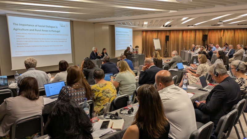 No dia 9 de setembro realizou-se em Lisboa a conferência europeia "O Diálogo Social e o Pacto para as competências do sector Agroalimentar”, iniciativa promovida pelo GEOPA – Grupo de Empregadores das Organizações Profissionais Agrícolas, com a colaboração da Confederação dos Agricultores de Portugal.

Tendo como objetivo apoiar o desenvolvimento do Pacto Agroalimentar para as Competências através do diálogo social sectorial, a Conferência marcou a conclusão do projeto europeu “Diálogo Social para as Competências”.

O programa do evento contou com a apresentação dos resultados da investigação realizada durante a execução do mesmo e refletiu sobre os desafios atuais e futuros do setor agrícola, particularmente no que se refere à necessidade de desenvolver novas competências e perfis profissionais face à crescente digitalização, à transição ecológica e à inovação tecnológica em Portugal e na Europa, bem como sobre o estado atual do diálogo social no setor.

A abertura da conferência esteve a cargo do presidente da CAP, Embaixador Álvaro Mendonça e Moura e da ministra do Trabalho, Solidariedade e Segurança Social, Maria do Rosário Palma Ramalho e da presidente do GEOPA Cláudia Merlino.

Estiveram presentes, não só representantes dos parceiros sociais nacionais e dos múltiplos países europeus participantes, mas também representantes de organismos e instituições nacionais como o Conselho Económico e Social, o Centro de Relações Laborais, Agência para a Integração, Migrações e Asilo (AIMA), Agência Nacional para a Qualificação e o Ensino Profissional (ANQEP) e o Instituto do Emprego e Formação Profissional (IEFP).

Dando também o seu contributo sobre esta temática, estiveram ainda a Sociedade Agrícola da Quinta da Cholda, o Centro Operativo e Tecnológico Hortofrutícola Nacional (COTHN), Escola Superior Agrária de Coimbra, Associação Nacional de Escolas Profissionais (ANESPO), Associação de Agricultores do Sul (ACOS) e Universidade Nova de Lisboa.

Integrados no Pacto Agroalimentar para as Competências foram ainda apresentados vários projetos desenvolvidos pela Irlanda, Países Baixos, Itália e Portugal (CONFAGRI).

Assistiram à Conferência cerca de 100 participantes, que ficaram a conhecer o trabalho das instituições nacionais e das organizações de agricultores nacionais na área do diálogo social (CAP, SETAAB e Associação da Hotelaria de Portugal) e das competências.

O evento permitiu a apresentação de um painel sobre o Protocolo de Cooperação para a Migração Laboral Regulada com a apresentação do instrumento pela AIMA, complementada com a descrição das funções e trabalho realizado pela CAP durante os 5 meses da sua execução, com elaboração de balanço e divulgação de números e testemunho da Herdade do Gavião SA, entidade beneficiária do Protocolo.

O programa incluiu apresentações e mesas-redondas com diferentes atores relevantes da política nacional, do ensino e formação profissional, universidades, bem como de empresários, organizações de agricultores e centros tecnológicos.

No dia 10, a CAP programou uma visita à Casa Ermelinda Freitas, uma das empresas agrícolas mais conceituadas de Portugal na área da vitivinicultura.


	


Fonte: CAP
