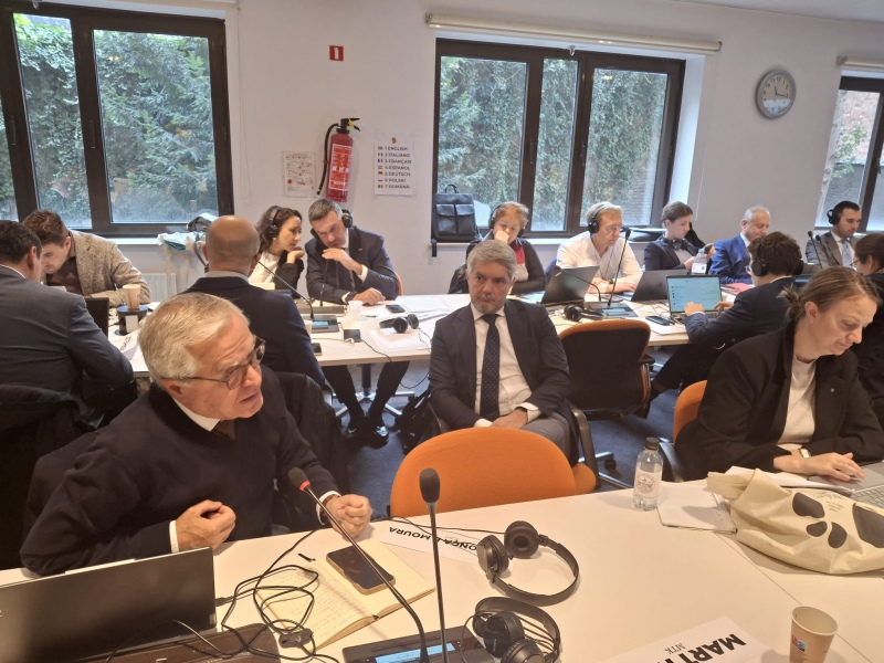 Durante a reunião de Presidentes do COPA – Comité das Organizações Profissionais Agrícolas da Europa que se realizou em Bruxelas nos dias 25 e 26 de setembro, o presidente da Confederação dos Agricultores de Portugal, Álvaro Mendonça e Moura, foi particularmente crítico da proposta da Comissão Europeia para o Quadro Financeiro Plurianual 2028-2034 e a futura Política Agrícola Comum, alertando que coloca em risco o futuro da própria PAC e representa um dos maiores ataques de sempre ao setor agrícola europeu.

Álvaro Mendonça e Moura sublinhou que “Portugal é dos países mais prejudicados” pela proposta da Comissão, com o seu novo mecanismo de distribuição, a fusão de fundos, a ausência de compensação pela inflação, sofrendo uma das maiores perdas percentuais no envelope mínimo da PAC.

“Não se trata apenas de uma questão de recursos, é a própria ideia de uma política comum que é posta em causa”, uma vez que a Comissão propõe uma “verdadeira renacionalização da agricultura europeia”, em que os países mais ricos poderiam apoiar os seus agricultores de um modo que poria em causa a própria noção de um mercado comum com regras equitativas para todos. “Enquanto o pacote global aumenta, a agricultura é sacrificada. Esta proposta é inaceitável e põe em causa a segurança alimentar, a coesão territorial e a sobrevivência de milhares de agricultores portugueses e europeus”, afirmou.

Na sua intervenção, o presidente da CAP apelou a uma mobilização total: “É fundamental pressionar o Parlamento Europeu, o Conselho e, sobretudo, os Chefes de Estado e de Governo para que Ursula von der Leyen apresente uma nova proposta. A CAP apoia todas as formas de luta ao nosso alcance para alterar esta proposta e obrigar a Comissão Europeia a rever a estrutura e o orçamento propostos para PAC.”

A Confederação dos Agricultores de Portugal reafirma o seu compromisso em defender os agricultores portugueses e europeus, não aceitando nem renacionalização de políticas nem cortes que comprometam a sustentabilidade, a competitividade e o futuro da agricultura.


	


Fonte: CAP


	



	
