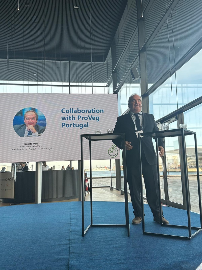 Na sua intervenção, Duarte Mira, representante da Confederação em Bruxelas, destacou os desafios enfrentados pelos agricultores portugueses e do sul da Europa, nomeadamente a falta de rendimento, os custos elevados de produção, a escassez de mão de obra e a necessidade de maior apoio para infraestruturas hídricas ao nível nacional e europeu para o setor.
Duarte Mira sublinhou ainda que a Comissão Europeia apresentou um orçamento para a União Europeia completamente desajustado da realidade, que desvirtua os objetivos da Política Agrícola Comum. Reforçou que as organizações de agricultores estão determinadas a ir até às últimas consequências para combater esta injustiça e defender o futuro da agricultura europeia.
A conferência reuniu especialistas, decisores políticos e representantes do setor agrícola de vários países europeus, promovendo a partilha de boas práticas e soluções inovadoras para uma agricultura mais sustentável e resiliente.
