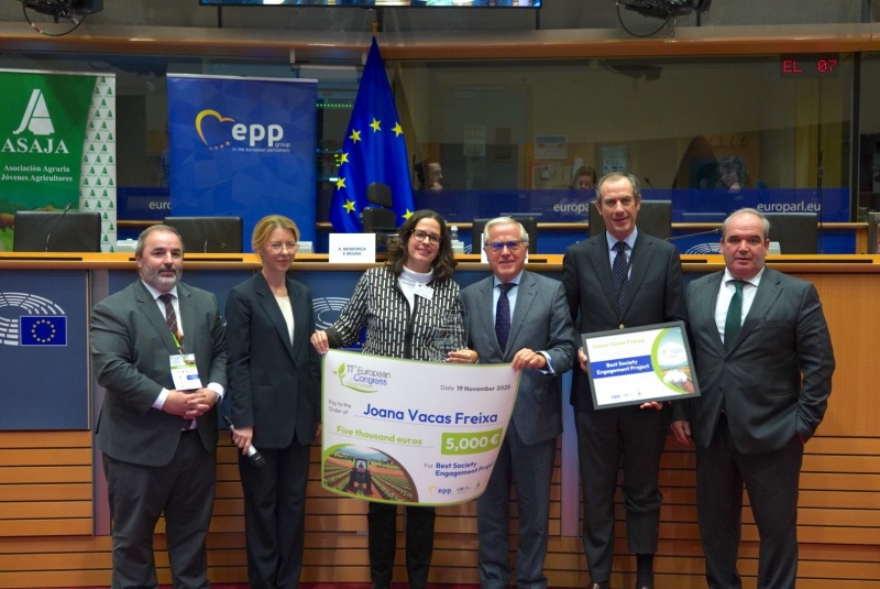 A cerimónia de entrega dos prémios reconheceu as iniciativas mais inovadoras e resilientes do ano, valorizando o esforço e a criatividade de jovens agricultores que estão a transformar as práticas agrícolas. Joana Vacas Freixa, de Alcácer do Sal, foi distinguida com o prémio de Melhor Jovem Agricultora da Europa, na categoria de Desenvolvimento das Zonas Rurais. Este galardão reconhece o contributo da sua exploração para o desenvolvimento rural e para práticas de desenvolvimento sustentável, sublinhando a excelência e a inovação da nova geração de agricultores em Portugal. A jovem agricultora recebe ainda um prémio pecuário de cinco mil euros.

Joana Vacas Freixa, 38 anos, representa a quarta geração de uma família de agricultores de região de Alcácer do Sal. Licenciada e mestre em Gestão de Empresas pela NOVA SBE, conciliou, ao longo de mais de 15 anos, uma carreira em consultoria empresarial com o envolvimento ativo na gestão da exploração agrícola. Dedicou-se ao cultivo de cereais e arroz e à gestão sustentável de montado de sobro. Em 2024 iniciou um novo ciclo com a reativação da exploração de gado ovino, apostando na valorização da raça merino preto, autóctone do território.

A jovem agricultora já havia sido distinguida anteriormente como Jovem Agricultora do Ano na Feira Nacional de Agricultura 2025, no âmbito do Concurso Nacional de Jovens Agricultores, uma iniciativa da CAP.

O congresso Europeu de Jovens Agricultores, realizado esta quarta-feira, tem vindo a afirmar-se como uma plataforma essencial para dar visibilidade ao papel estratégico dos jovens no futuro da agricultura europeia. Cada edição reúne agricultores, representantes institucionais, especialistas do setor e organizações agrícolas de toda a Europa, criando um espaço único de intercâmbio que impulsiona o desenvolvimento de novas ideias e modelos produtivos.

A 11.ª edição do Congresso Europeu de Jovens Agricultores registou um nível de envolvimento sem precedentes, com uma participação de 540 jovens agricultores no Parlamento Europeu e mais de 1000 participantes online.