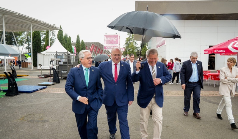 Presença assídua em todas as edições da Ovibeja, a Confederação dos Agricultores de Portugal juntou-se a Rui Garrido, presidente da ACOS (Associação de Agricultores do Sul), na inauguração oficial da 41ª edição do evento pelo ministro da Agricultura, José Manuel Fernandes.

Num dia pleno de atividades, a que nem São Pedro faltou, o presidente da CAP, Álvaro Mendonça e Moura, teve oportunidade de convidar toda a comitiva oficial para uma visita ao espaço institucional da Confederação, onde apresentou publicamente, e pela primeira vez, uma imagem visual renovada e marcante entre as diversas iniciativas dos 50 anos da CAP, em que o novo logotipo representa o elemento mais notório.

&nbsp;A Ovibeja de 2025 tem como tema central “+Agricultura +Futuro”, mote para o conjunto de conferências e debates que vão decorrer até domingo.

Este ano os Açores são a região convidada, presentes com o apoio da Secretaria Regional da Agricultura e Alimentação. &nbsp;Através do Gabinete de Gestão e Promoção da Marca Açores coexistem dois espaços: um ‘stand’ institucional e uma área de comercialização de produtos certificados Marca Açores, esclarece a nota de imprensa do Governo Regional.

“Este ano, tivemos muita água e a Ovibeja precisava de mais um bocadinho de calor” confessa Rui Garrido ao mesmo tempo que convida os visitantes.

“Temos de lidar com isso, mas as pessoas que venham, que não tenham medo da chuva. É uma feira agrícola, mas que é feita para as pessoas, para as famílias”.


	


PROGRAMA: www.ovibeja.pt


	


Fonte: CAP


	
