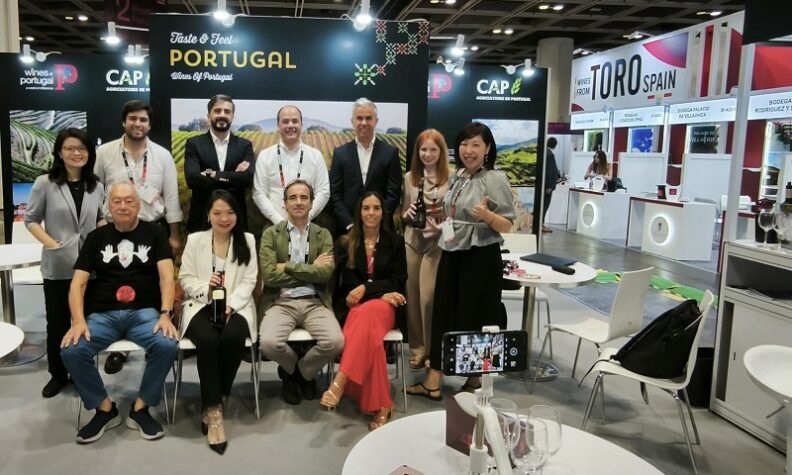 Durante três dias, sete produtores portugueses de vinho – Adega Mayor, Barcos Wines, Casa José Pedro, Casa Santos Lima, João Portugal Ramos, Luís Pato e Real Cave do Cedro – estiveram em contacto direto com um público altamente qualificado e atento à qualidade dos vinhos nacionais.

A ação integra a estratégia da Confederação dos Agricultores de Portugal para reforçar a presença do setor agroalimentar em mercados estratégicos, num momento em que os consumidores asiáticos demonstram crescente interesse por produtos premium e autênticos. Os produtores vão seguir para a Tailândia, Malásia e Singapura.

O regresso ao Oriente segue-se à estreia dos produtores nacionais na Vinexpo América, nos dias 7 e 8 de maio, uma ação de promoção prevista antes do anúncio de aplicação de tarifas pelo Governo dos Estados Unidos, foi uma oportunidade para as empresas participantes auscultarem o mercado e, apesar da conjuntura, fazerem um balanço positivo no final.

&nbsp;

Fonte: CAP