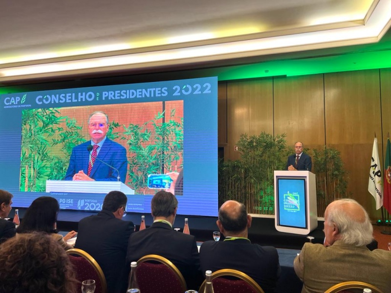 Impossibilitado de estar presente no 47º aniversário da Confederação dos Agricultores de Portugal, por se encontrar fora do país, o Presidente da República enviou uma mensagem de profundo respeito e amizade aos agricultores portugueses e à sua Confederação, que traduz o respeito e a amizade que dedica aos homens e mulheres deste sector.

Marcelo Rebelo de Sousa confiou ao presidente da CAP, a leitura de uma breve mensagem na cerimónia de encerramento do Conselho de Presidentes, que decorreu esta manhã em Tomar, e que Eduardo Oliveira e Sousa partilhou com os dirigentes de todas as organizações que constituem a Confederação, e que aqui divulgamos também.


	


« Prezadas Amigas e Prezados Amigos

Não podendo estar presente — como aconteceu no passado — nesta vossa Conferência dos Presidentes, pelos 47 anos da CAP, solicito ao seu Presidente que leia estas poucas mas sentidas palavras que vos quero enviar.

São elas de Gratidão, de Reflexão e de Confiança.

Primeira palavra – De Gratidão à CAP, por uma História cuja génese testemunhei após o 25 de Abril de 1974. História de constante e determinado serviço à Agricultura e a Portugal.

Segunda palavra – De Reflexão, que é, ao mesmo tempo, chamada de atenção para cinco urgências, acrescidas neste tempo de guerra, inflação, imprevisibilidade no futuro imediato. E que tenho a certeza são partilhadas por todos vós. Sempre a pensar nos Portugueses.

1ª. - A água, como preocupação e estratégia de médio e longo prazo, indissociável da agricultura;

2ª. - a floresta, olhando para os sinais mais recentes de uma aparente redução de investimento num setor, como sabemos, tão relevante;

3ª. - o PEPAC, a arrancar, envolvendo, além das Confederações e das suas Associadas, os grandes obreiros do seu desejável sucesso — os agricultores;

4ª. - os Fundos Comunitários, atempada e criteriosamente utilizados, para o bem de todos;

5ª. - o papel insubstituível do Ministério da Agricultura, dotado de peso político, com efetivos poderes de influência e permanente identificação com as legítimas aspirações de quantos dão vida à agricultura, à silvicultura e à pecuária.

Terceira e última palavra – De Confiança na CAP, em todos os que representam a nossa agricultura, nos agricultores — trabalhadores, técnicos, especialistas, empresários, muitas vezes coincidentes —, numa palavra, nos que servem Portugal, dia e noite, sem esmorecerem, desanimarem, desistirem ou renunciarem.

A elas e a eles devemos, economicamente, o começo de Portugal.

A elas e a eles deveremos sempre muitíssimo do futuro do Portugal »


	


Fonte:&nbsp;Mensagem de Sua Excelência, o Presidente da República

47º Aniversário da Confederação dos Agricultores de Portugal

Cerimónia do Conselho de Presidentes da CAP

Tomar, 25 de Novembro de 2022


	
