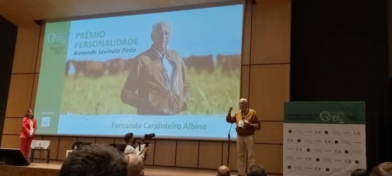 O prémio Personalidade do Ano, entregue pela Revista Vida Rural, destaca a carreira do ‘advogado-agricultor’, dirigente da CAP por mais de duas décadas, para além de presidente da ANPOC, da Carnalentejana e do Clube Português dos Cereais de Qualidade.

Frontal, pragmático e empreendedor, sempre assumiu, com igual entusiasmo, a defesa do associativismo agrícola e da organização da produção, duas áreas em que reconhece que “os portugueses ainda são aprendizes” por comparação com os colegas europeus, mas sem as quais não é possível a valorização dos produtos nacionais. “Não conseguimos competir pela quantidade, por isso, temos de competir pela qualidade, e qualidade nós conseguimos produzir”, senão “estamos em apuros”, afirmou numa entrevista recente.

Na sua Casa Agrícola Torre do Frade, em Elvas, explora mais de 5 mil hectares onde as principais produções são cereais (trigo mole e duro, cevada dística, triticale, sorgo e milho), criação extensiva de bovinos de Raça Alentejana em linha pura e os vinhos Torre do Frade e Virgo.