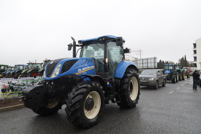 A contestação que os agricultores iniciaram em Mirandela, e que já passou por Castelo Branco, Portalegre e Caldas da Rainha, chegou ontem a Beja numa dimensão nunca vista. &nbsp;Perto de 800 tratores confluíram para a cidade desde as primeiras horas da manhã, num retrato impactante da importância da agricultura na região sul do país. “É a maior manifestação realizada no país desde sempre”, afirmou o presidente da CAP, a que se juntou o secretário-geral da CAP, Luís Mira, realçando que “nunca houve uma manifestação com esta dimensão” em Portugal.

“Da última vez que fizemos estas manifestações, com Jaime Silva [ministro da Agricultura de José Sócrates], o partido do Governo perdeu 250 mil votos” e agora, “preparem-se porque nas próximas eleições o número ainda será superior”, acusou Luís Mira o Governo e o primeiro-ministro de estarem “surdos por não quererem ouvir os protestos”.

A próxima ação de protesto «contra a incompetência de quem nos governa» já está marcada para o dia 24 de março na cidade de Évora.


	
