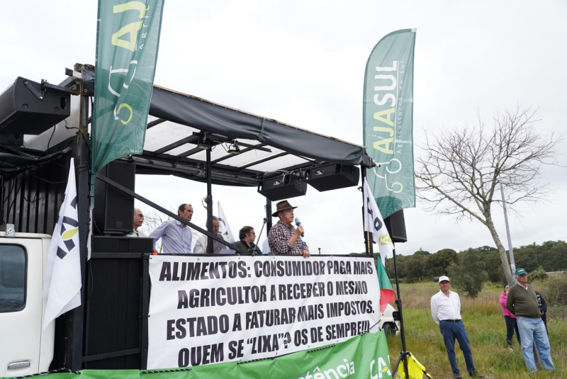 Agricultores fecham a primeira ronda de protestos com uma gigantesca manifestação em Évora